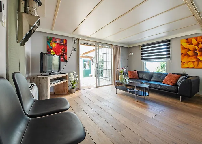 13, Artist-designed With Ac, Parking & Fully Fenced! * Oisterwijk