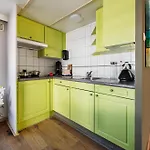 13, Artist-designed With Ac, Parking & Fully Fenced! * אויסטרוויק